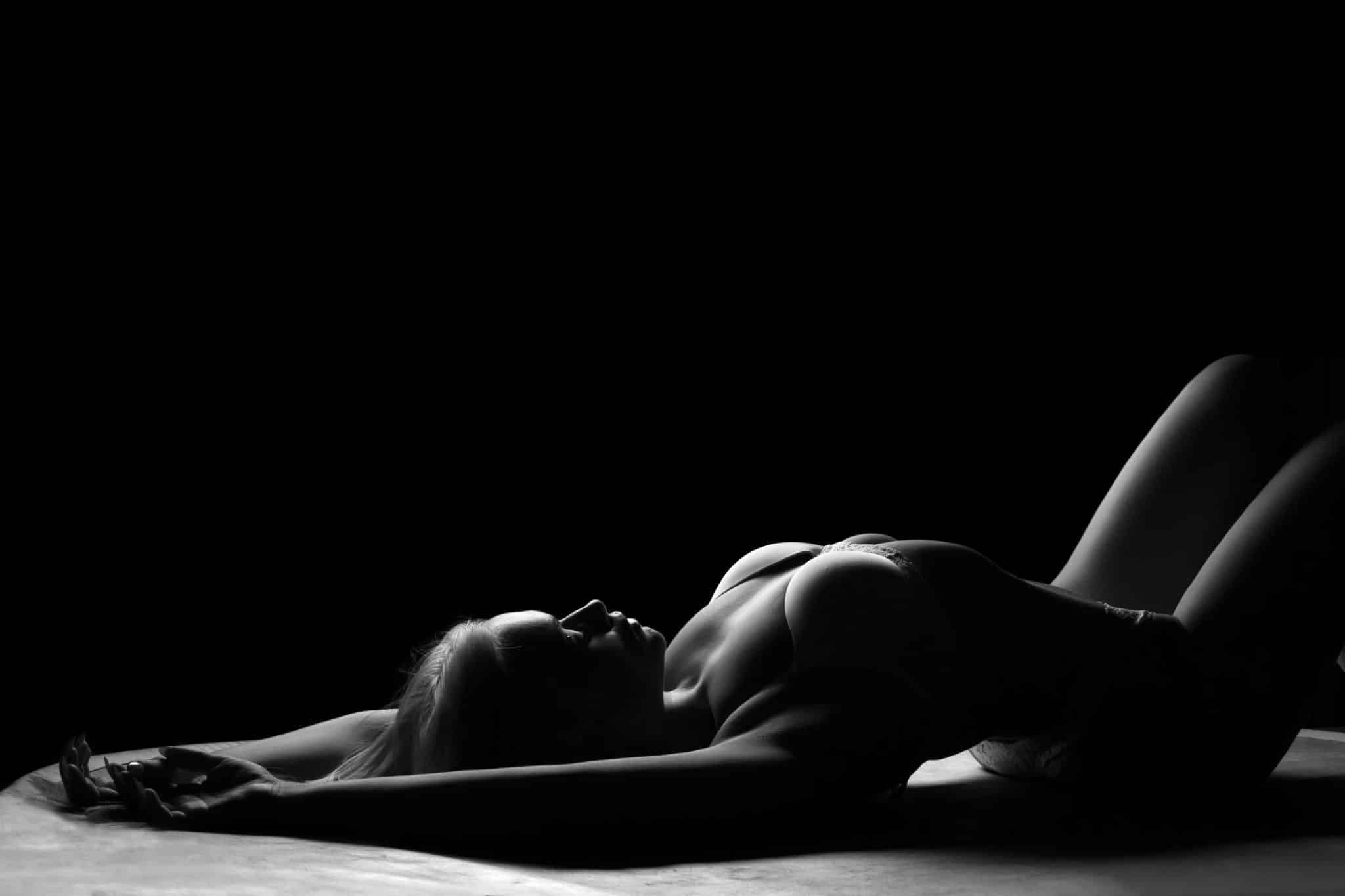 Black and white photo of a beautiful female silhouette by ESCORT worxz